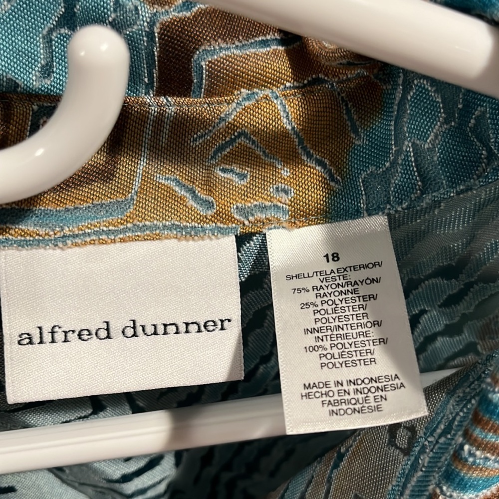 Alfred Dunner Button front top. Sheer fabric. Chestnut Hill group name style - Picture 2 of 6